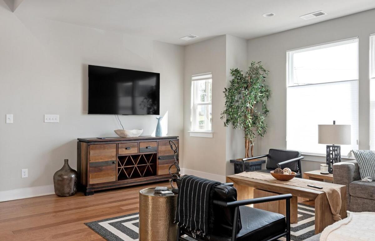 Ultimate Downtown Oasis, 10 Guests Holiday home *