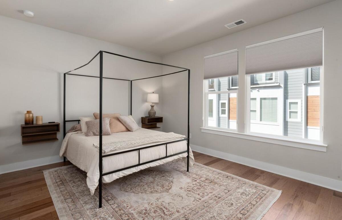 Ultimate Downtown Oasis, 10 Guests Holiday home *