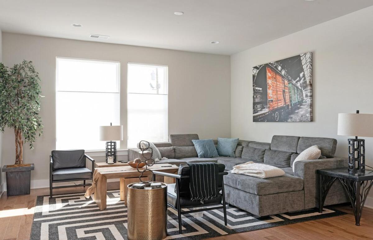 Ultimate Downtown Oasis, 10 Guests Holiday home