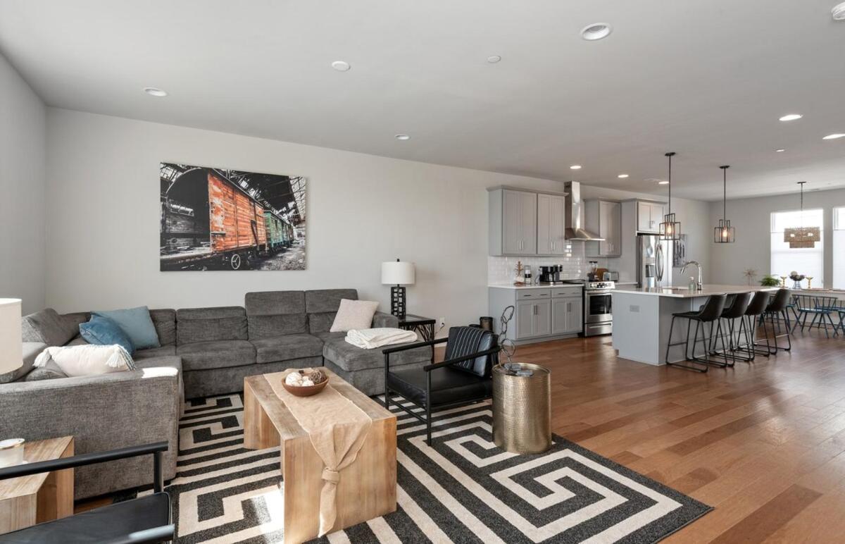 Ultimate Downtown Oasis, 10 Guests Holiday home *